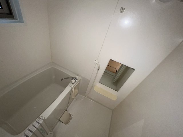バス・シャワールーム　浴室に窓有り