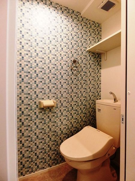 トイレ　落ち着いた色調のトイレです
