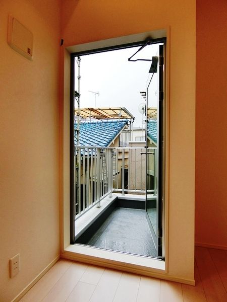 バルコニー　暖かな日差しのふりそそぐバルコニー