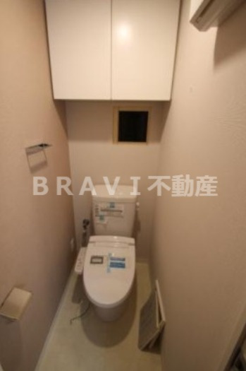 トイレ　落ち着いた色調のトイレです