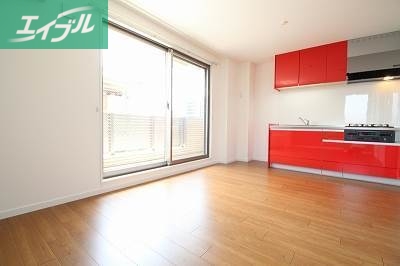 居室・リビング　お部屋によりキッチンの色が異なります