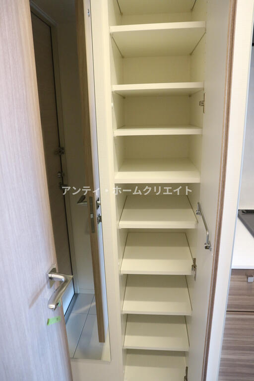 その他設備　シューズボックスと姿見鏡
