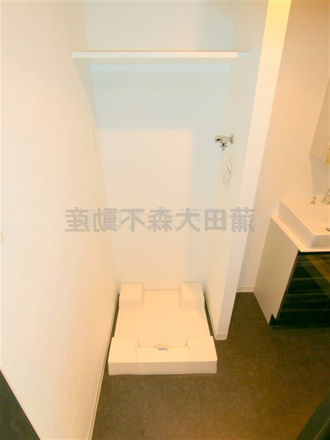 その他設備　棚付きの洗濯機置き場