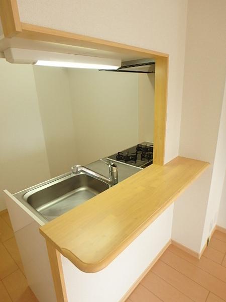 キッチン　リビングの様子を見ながらお料理できます