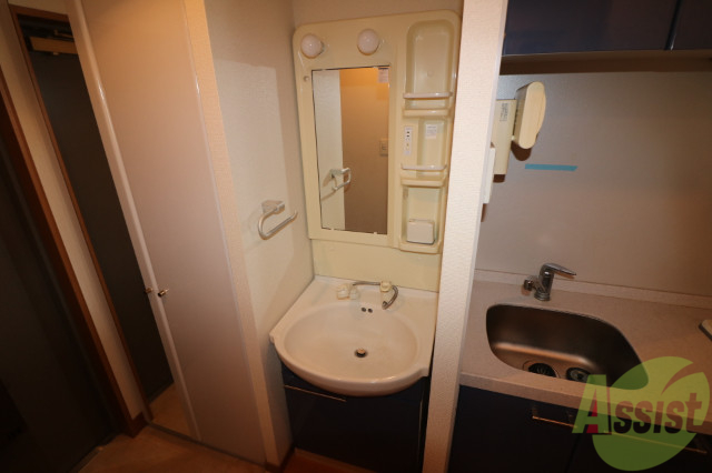 洗面設備　身支度が捗る洗面スペース。便利な収納棚も完備。