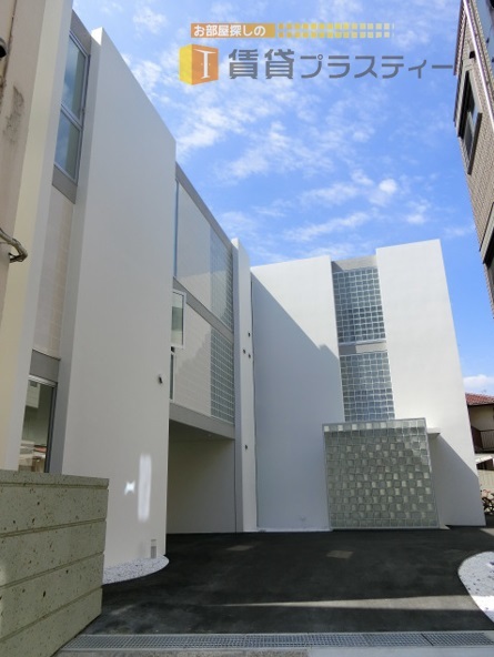 建物外観　本八幡で異彩放つデザイナーズマンション。