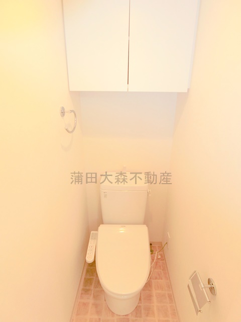 トイレ　収納棚多数の温水洗浄便座付トイレ