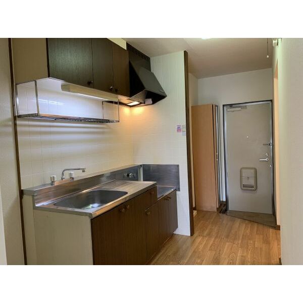 玄関　掲載写真は空室の別部屋を掲載しております。実際のお部屋と仕様