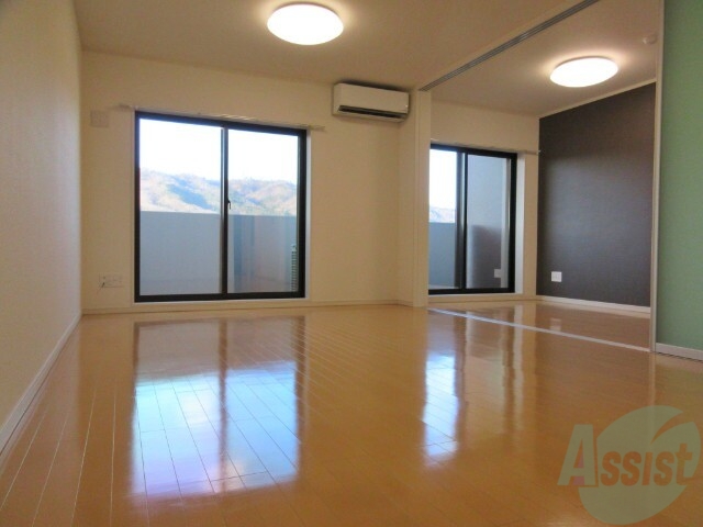 居室・リビング　陽の光が差し込む明るいお部屋は気持がいいですね～