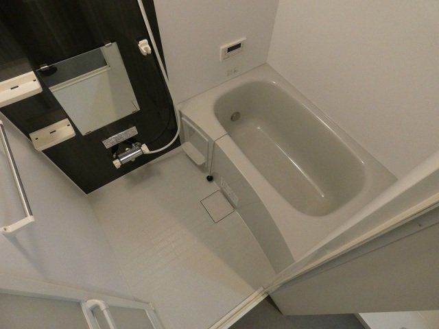 バス・シャワールーム　浴室乾燥機・追い焚き機能付きです