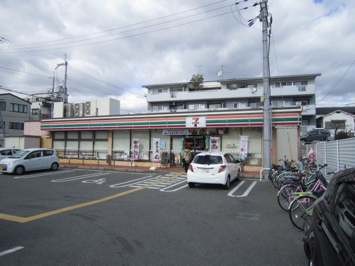 コンビニ　セブンイレブン（コンビニ）まで310m
