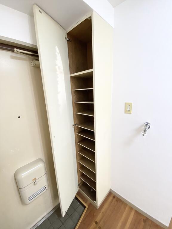 玄関　※同物件別号室の参考写真です。