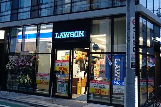 コンビニ　ローソン 神宮前三丁目店（コンビニ）まで126m