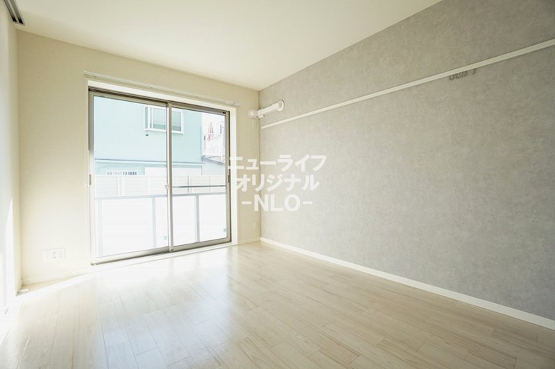 その他部屋・スペース　洋室6.8帖　大きな窓から明るい陽光が差し込みます☆