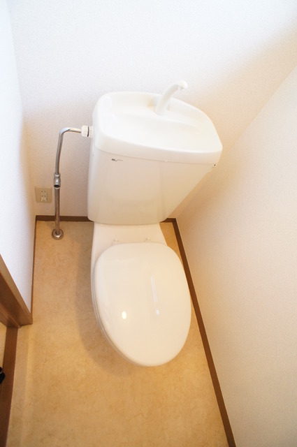 トイレ　白を基調とした空間で清潔感のあるトイレです♪