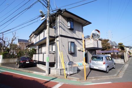 建物外観　喜多見駅徒歩１７分の立地です☆