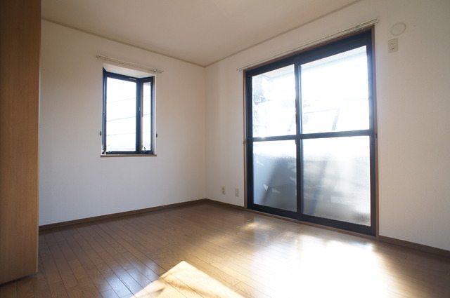 居室・リビング　角部屋・２面採光なのでとても明るいお部屋です♪