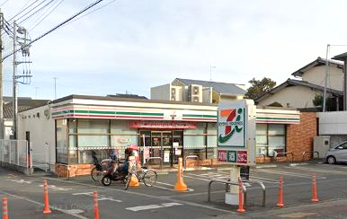 コンビニ　セブンイレブン（コンビニ）まで523m