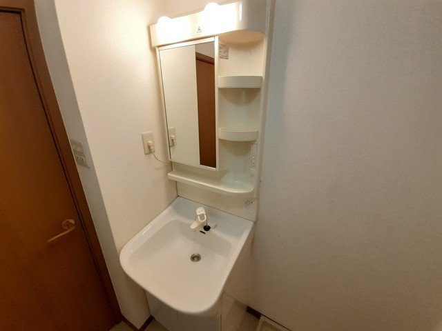 洗面設備　ゆったりとスペースのある洗面所
