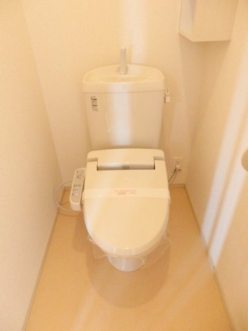 トイレ　落ち着いた色調のトイレです