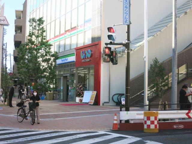 コンビニ　ファミリーマート（コンビニ）まで655m