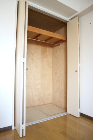 収納　お洋服もたくさんかけられます。