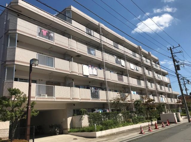 建物外観　日当たりの良い重厚感のあるきれいな建物です。