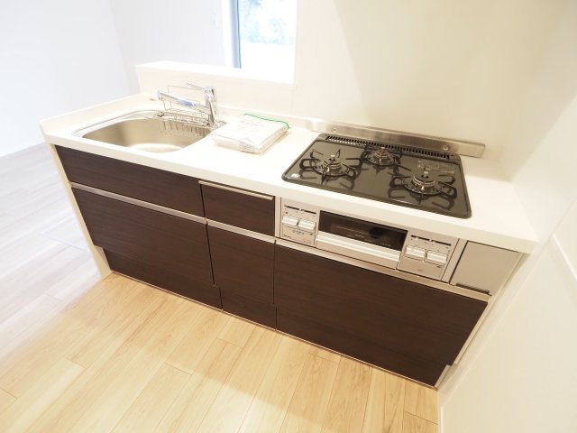 キッチン　※同物件の別部屋参考写真です。