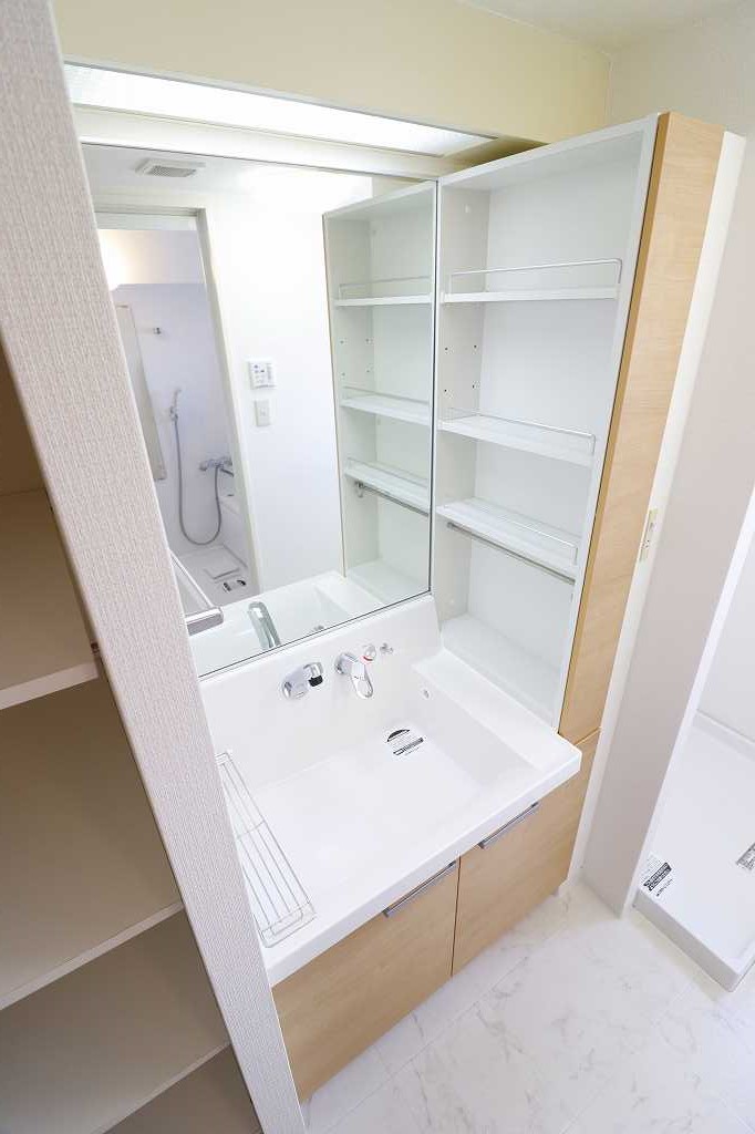 洗面設備　※同物件、別部屋の写真です。