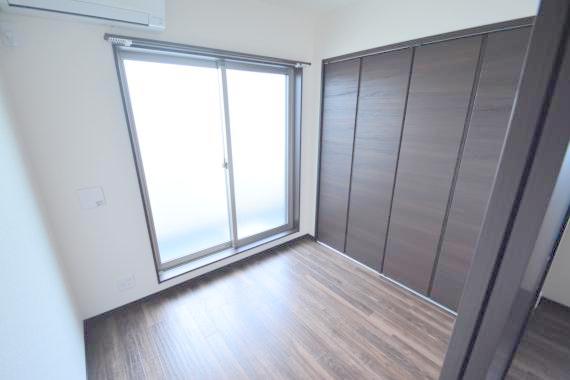 その他部屋・スペース　朝には心地よい光が差し込む、このお部屋でお休みください。