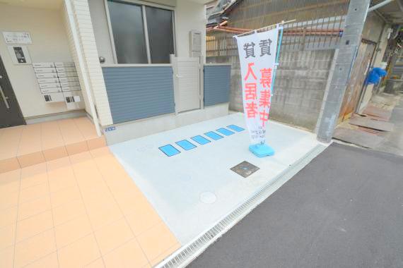 駐車場　敷地内にある駐車場。愛車がすぐ近くに置けると安心ですよね。