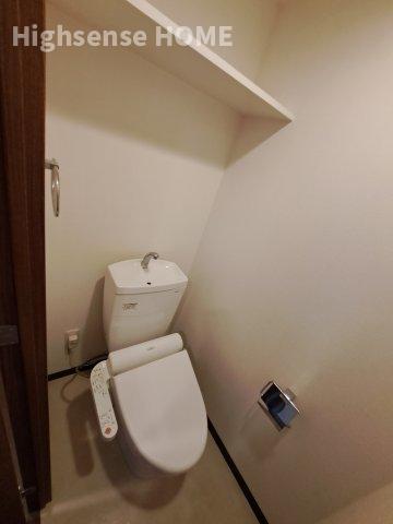 トイレ　落ち着いた色調のトイレです