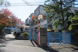 小学校　四條畷市立忍ケ丘小学校（小学校）まで718m