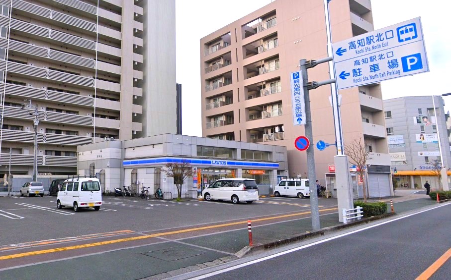 コンビニ　ローソン高知新本町店（コンビニ）まで270m
