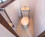 トイレ　窓付きの洋式トイレです