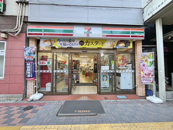 コンビニ　セブンイレブン（コンビニ）まで121m