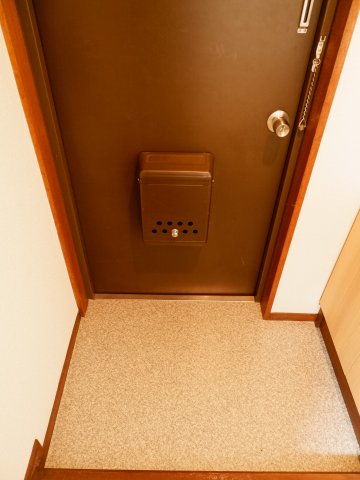 玄関　玄関扉にはドアポケットがついています　※写真は反転タイプの別