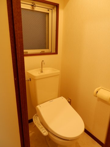 トイレ　トイレにも窓があります　※写真は反転タイプの別のお部屋になり