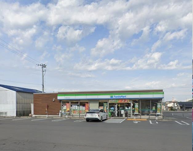 コンビニ　ファミリーマート新居浜外山町店（コンビニ）まで438m