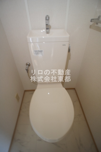 トイレ　白を基調とした空間で清潔感のあるトイレです♪