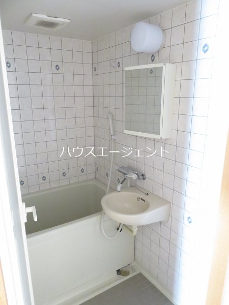 バス・シャワールーム　浴槽には洗面台も付いています！※参考画像