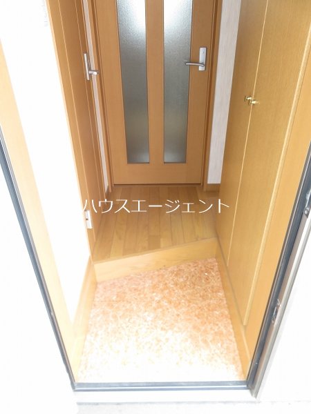 玄関　玄関も広々。右手にはシューズボックスがあります。※参考画像