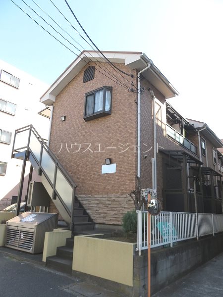 建物外観　大きい通りに面している２階建てのアパートです！