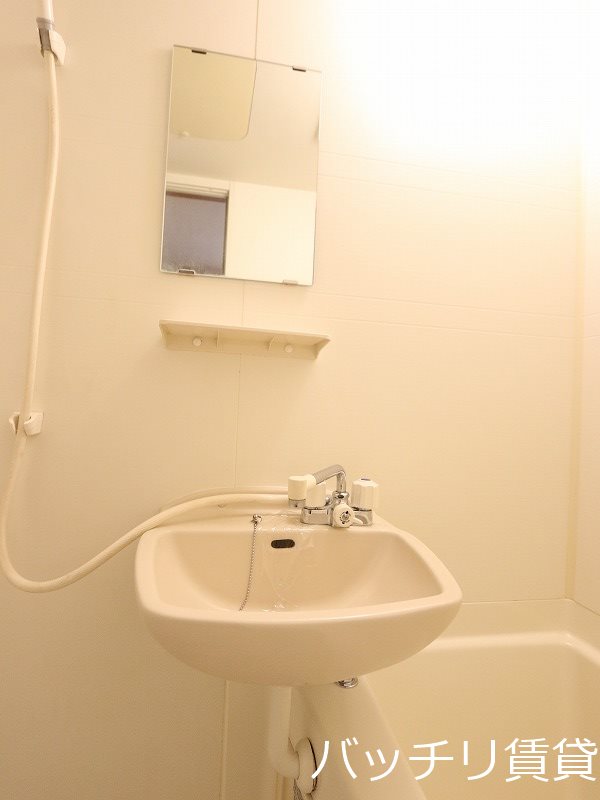 洗面設備　別号室タイプの為、現状を優先致します。
