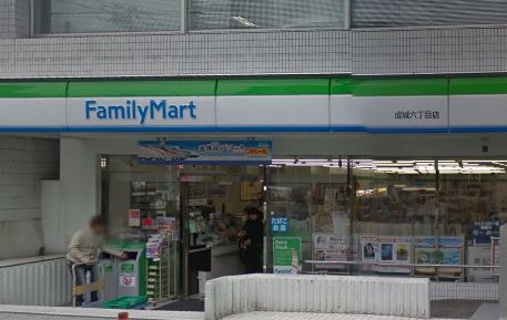 コンビニ　ファミリーマート 成城六丁目店（コンビニ）まで248m