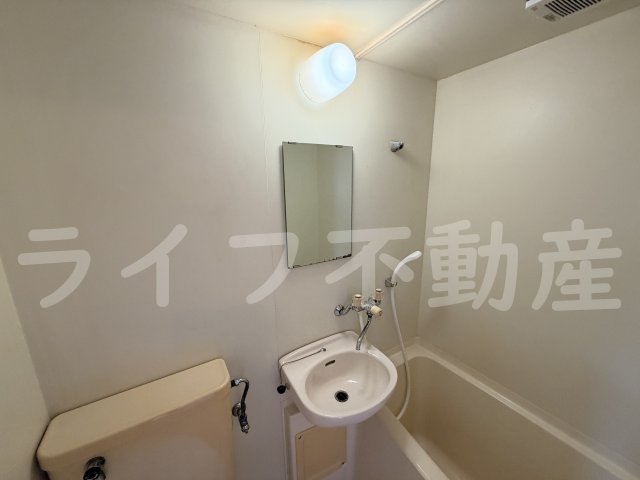洗面設備　独立洗面台、小物を置くことができて便利です