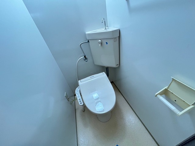 トイレ　※別号室の写真です。現況優先