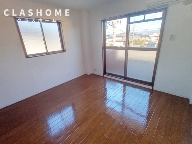 居室・リビング　同物件の別部屋になります。