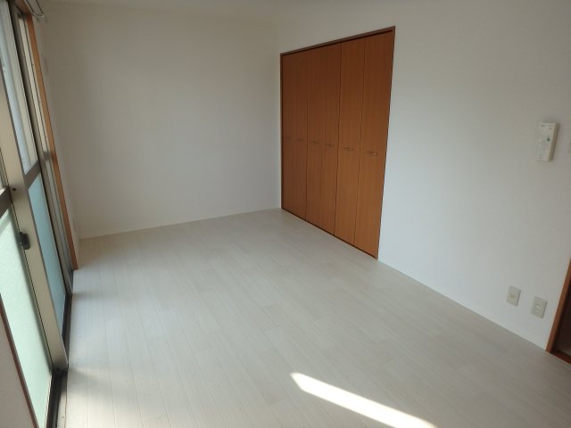 その他部屋・スペース　開放的な寝室です