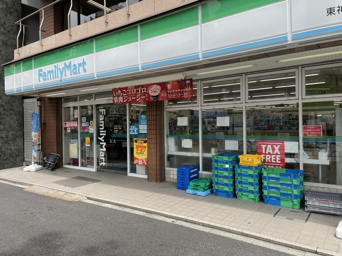 コンビニ　ファミリーマート（コンビニ）まで207m